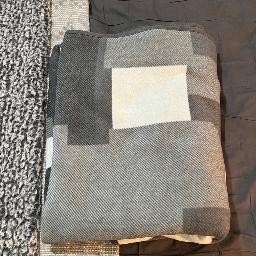 Reversible Woolrich Black & Gray Patterned Cape - Picture 15 of 15